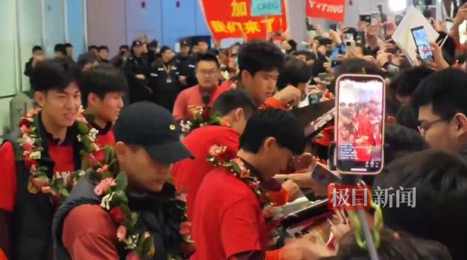 U23国足队员抵京，球迷欢呼迎接，队员彭啸：大家太热情了，非常感动