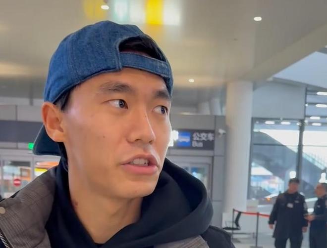 胡荷韬：感谢球迷前来接机，因为有他们我们才更有动力