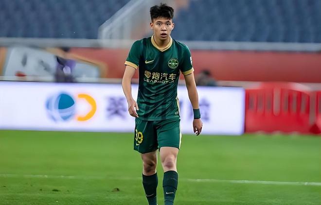 李玮锋批评王钰栋！队友不传球他就摊手抱怨，球迷直言确实该改