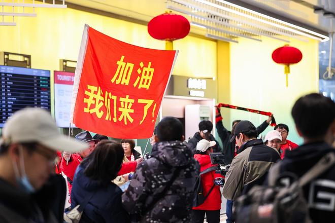 高清图集：U23国足凯旋，众多球迷现场接机