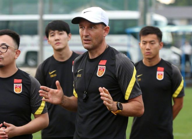 内斗？记者揭国足2年前丑闻，国脚做掉主教练，邵佳一要当心了