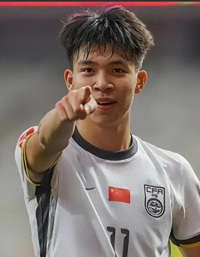 国足0-4日本，王钰栋遭网暴，著名监制：150万欧身价，停球3米远