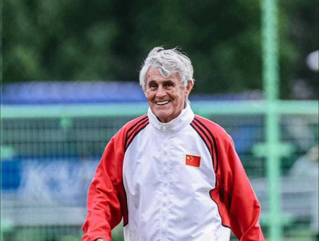 82岁前国足主帅米卢，游览北京天安门和故宫，和徐云龙、杨晨聚餐