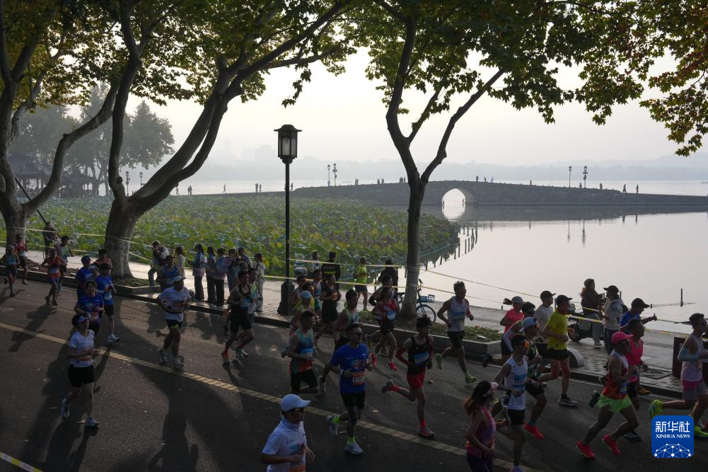 2025杭州马拉松赛鸣枪开跑