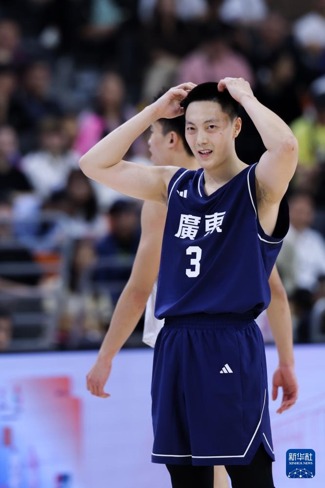 男子成年组小组赛：广东胜江苏