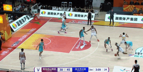 外援配合!布朗突破击地妙传 卡尔顿滑翔双手暴扣! 外援配合!布朗突破击地妙传 卡尔顿滑翔双手暴扣!