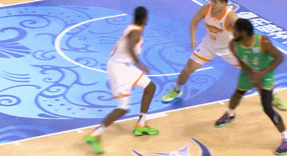 差了一点！李晓旭反击欲送追身大帽 不料打手犯规2分打进还有加罚