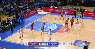 凌波微步!李祥波后转身接前转身晃开防守 杀到篮下上篮得手 凌波微步!李祥波后转身接前转身晃开防守 杀到篮下上篮得手