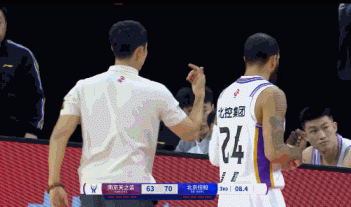 本场已经11中9!里勒手部不适被替换下场 本场已经11中9!里勒手部不适被替换下场