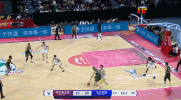 这外援有点猛！马内克强碾隔扣孟子凯 后者直接摔出场外