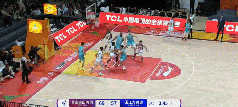 终于破荒!孙铭徽反击一条龙上篮 本场首记运动战进球&此前7中0 终于破荒!孙铭徽反击一条龙上篮 本场首记运动战进球&此前7中0