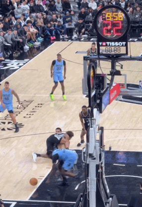 索汉站在埃迪身后拍球抢球 后者倒地顺势拉人 两人在地上干起来了