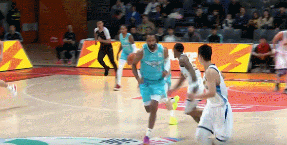 希望无碍!段昂君反击被广厦外援塔克冲撞倒地 缓了好一会儿才起 希望无碍!段昂君反击被广厦外援塔克冲撞倒地 缓了好一会儿才起