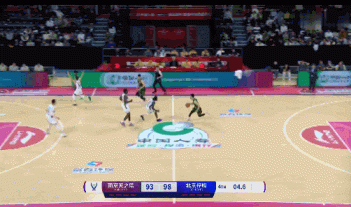 来不及了!郭昊文转身失去节奏扔进压哨三分球 来不及了!郭昊文转身失去节奏扔进压哨三分球