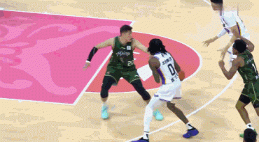 大鸟起飞!沈梓捷顺下抹过马内克双手暴扣 大鸟起飞!沈梓捷顺下抹过马内克双手暴扣