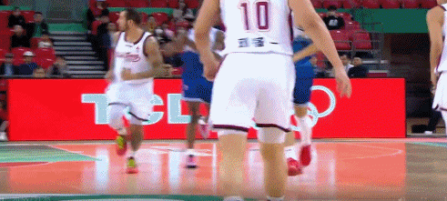 这个结合球能力！路易斯·金反击欧洲步晃开琼斯 轻松上空篮！