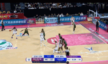 饿虎扑食!拉维特冲抢两人反击上篮打停北控 饿虎扑食!拉维特冲抢两人反击上篮打停北控