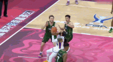 无解表现!里勒负角度迎着防守命中压哨后仰跳投 无解表现!里勒负角度迎着防守命中压哨后仰跳投