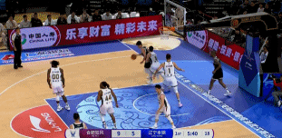 突然发力！麦考伊篮下接球单手劈扣 合肥9-0打停辽宁