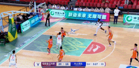 高岩反击击地分球 克罗斯跟进双手挂筐重扣打成2+1 高岩反击击地分球 克罗斯跟进双手挂筐重扣打成2+1