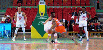 球进灯亮!布里斯科分球底角 特莱斯手起刀落命中压哨三分 球进灯亮!布里斯科分球底角 特莱斯手起刀落命中压哨三分