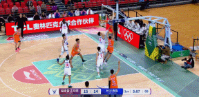 布罗兹安斯基二次进攻被许钟豪正面帽下 随后大回环造到犯规 布罗兹安斯基二次进攻被许钟豪正面帽下 随后大回环造到犯规