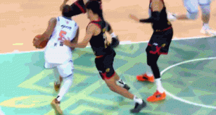 这是真疼!贺希宁防守被齐麟踢到下体 痛苦倒地 这是真疼!贺希宁防守被齐麟踢到下体 痛苦倒地