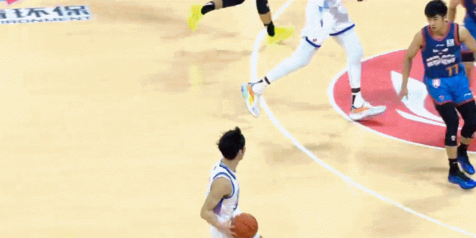 太高了！王凡懿速推反击 助攻法尔篮下转身轻松单臂站扣！