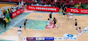 身手全能！摩尔半场11中5拿到14分4板5助 三分5中3