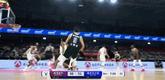 反超比分了！董健先中三分&随后快下上篮打进 金牛7-0反超比分