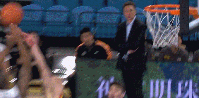 希望无大碍！闫实拼抢篮板时被打到脸部 眼睛周围出血