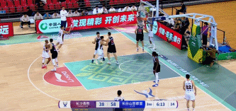 忙中出错！克罗斯拼抢篮板 不慎将球点进自家篮筐