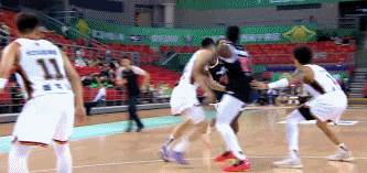 效率太低！曾繁日6中1仅拿2分6板2助1断 冲突吃T