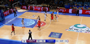 火力全开！萨林杰反击扣篮后三分还有 广东打出11-0领先两位数