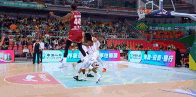 预判和弹跳顶级!吴前三分不中 兰道夫切入双手补扣 预判和弹跳顶级!吴前三分不中 兰道夫切入双手补扣