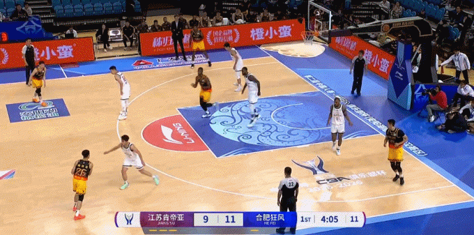 贾尔斯传球失误&麦考伊抢断试图反击 贾尔斯拉拽球衣违体犯规