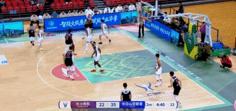 问题不大！崔晋铭和汉普顿争抢时发生小摩擦 裁判及时分开