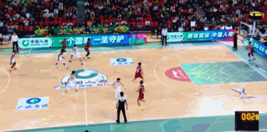 点燃球场!刘泽一2.8秒后场轰进压哨三分 点燃球场!刘泽一2.8秒后场轰进压哨三分