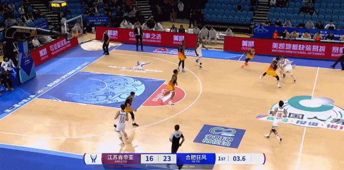 这球咋进的？阿格拉瓦尼斯跌跌撞撞 顶人强投打板压哨长两分！