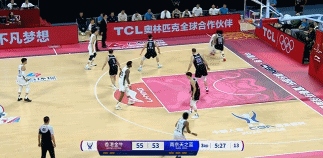 光顾着发力了?郭昊文扛倒防守球员后转身放空篮没有命中 光顾着发力了?郭昊文扛倒防守球员后转身放空篮没有命中