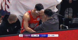 希望没事！李祥波强攻眼角被戳破 坐在场边包扎