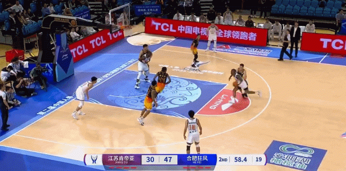 有点危险！孟天艺吃饼上篮 亨特防守失衡直接拽翻前者被吹违体