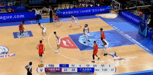 冲击力十足!邵炜昀和霍勒迪先后打成2+1 帮助广州咬住比分 冲击力十足!邵炜昀和霍勒迪先后打成2+1 帮助广州咬住比分