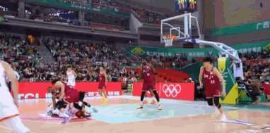 较上劲了！史密斯迎着兰道夫命中加长三分 对镜头比大拇指向下