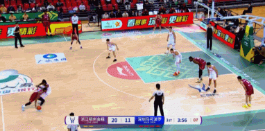 超级外援对决!兰道夫单挑史密斯拉杆上篮打进 个人10分&分差上双 超级外援对决!兰道夫单挑史密斯拉杆上篮打进 个人10分&分差上双