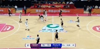 琼斯反击被邬挺嘉从侧面撞倒&起身相当生气 金牛挑战升级改判违体