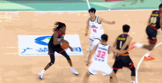 撞得不轻！高岩绕掩护对抗倒地 被替换下场