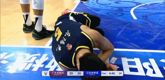 看着挺疼！陈家政拼抢时被击中面部痛苦倒地 随后被换下