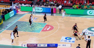 这不应该啊！刘佳鑫跟进空篮不中 自己抱头懊恼