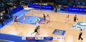 活力十足！王洪泽10中6拿到15分8板 其中5前场板